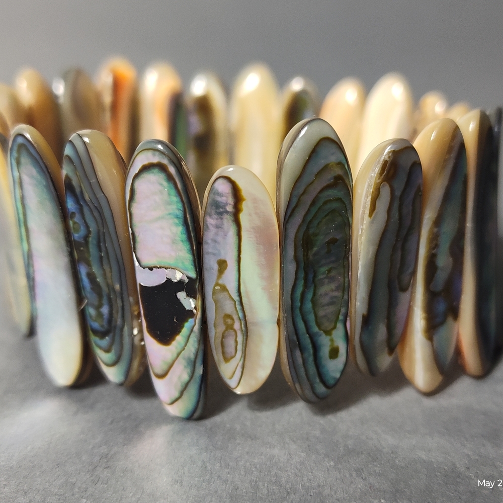 2 Beautiful Shell Stretch Bracelets - Picture 4 of 5
